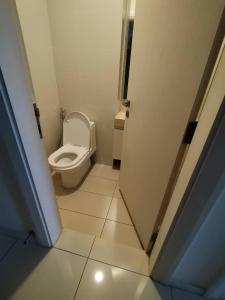 uma pequena casa de banho com WC num quarto em Emex Luxurious Stay T1 em Kuala Lumpur