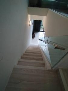 uma escada num edifício com piso de vidro em Emex Luxurious Stay T1 em Kuala Lumpur