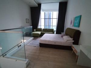 um quarto com uma cama, um sofá e uma janela em Emex Luxurious Stay T1 em Kuala Lumpur