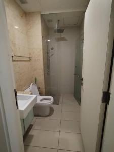 uma casa de banho com um WC e um lavatório em Emex Luxurious Stay T1 em Kuala Lumpur