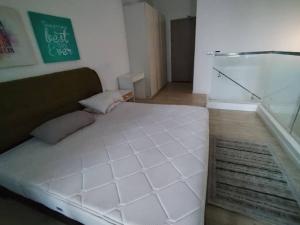 Emex Luxurious Stay T1 tesisinde bir odada yatak veya yataklar