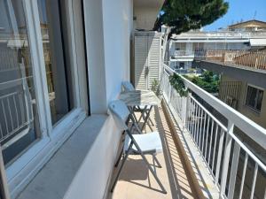 una silla sentada en un balcón junto a una ventana en Velvet, en Perea