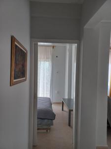 Un dormitorio con una cama y una mesa y una ventana. en Velvet, en Perea