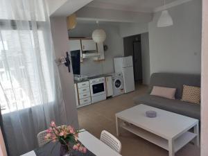 una sala de estar con un sofá y una mesa en Velvet, en Perea