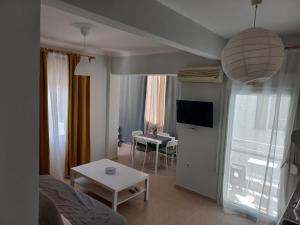 una sala de estar con un sofá y una mesa en Velvet, en Perea