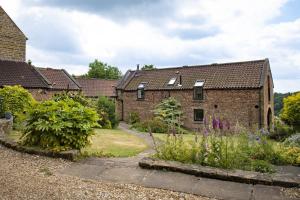a garden in front of a brick house at Five Acres in Thirsk
