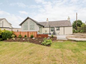 a house with a garden in front of it at Braeface Cottage in Bonnybridge