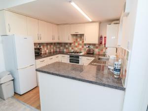 Kuchyň nebo kuchyňský kout v ubytování Harbour Cottage + 29 fotografií