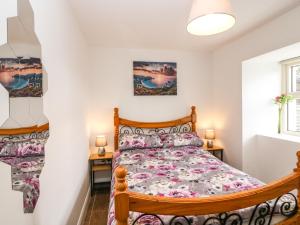 um quarto com uma cama e duas mesas de cabeceira em An Sean Teach em Killarney