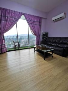 uma sala de estar com um sofá e uma mesa de centro em Gerchang Homestay Casa Kayangan Meru 6 Pax em Ipoh