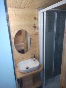 Ένα μπάνιο στο LOU CABANOT CHALET DE JARDIN CALME ET CONFORTABLE