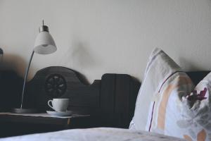 Tempat tidur dalam kamar di Hotel Bahnhof