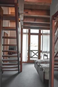 een slaapkamer met 2 stapelbedden en een raam bij Hotel Bahnhof in Giswil