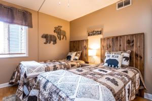 1 Schlafzimmer mit 2 Betten und einem Fenster in der Unterkunft SKY HIGH VIEWS!!-Peak Mountaintop-Outdoor Pool-Close to Downtown-Private Balcony-WiFi-Cable in Gatlinburg