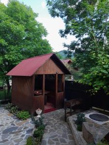 - un petit bâtiment en bois avec un piano dans la cour dans l'établissement Dva Opryshka, à Yaremtche