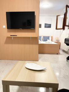 TV a/nebo společenská místnost v ubytování Ostraco Aphytis