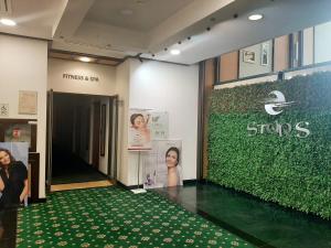 ラブダにあるKalina Private Apartments in Emerald Resort, Ravdaの看板の緑壁の店頭
