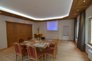 a conference room with a wooden table and chairs at Seehotel Grauer Bär in Kochel
