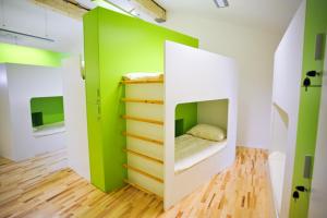 Rúm í herbergi á Youth Hostel Ajdovscina