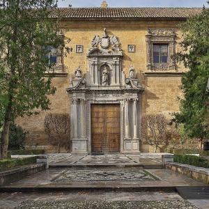 uma grande entrada para um edifício com uma grande porta em apartamentos junto a jardines del triunfo em Granada