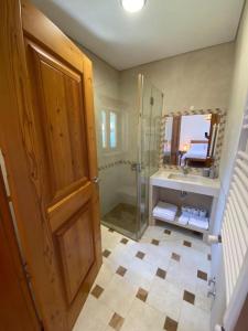 La salle de bains est pourvue d'une douche, d'un lavabo et d'un miroir. dans l'établissement Quinta Grande, à Chamusca