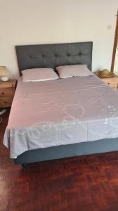 een groot bed met roze lakens en roze kussens bij Girne Center Studio in Kyrenia
