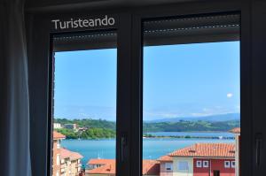 una ventana con vistas al lago en Apartamento La Barquera - Muy acogedor con vistas a la Ría en San Vicente de la Barquera