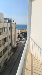 een balkon met uitzicht op een straat en de oceaan bij Girne Center Studio in Kyrenia
