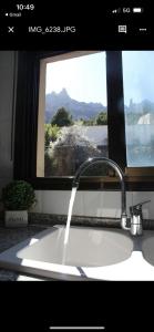eine Küchenspüle mit Wasser aus dem Fenster in der Unterkunft Barcelo al riu in Monistrol de Montserrat