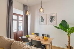 un soggiorno con tavolo e divano di Feelathome Merced Apartments a Málaga