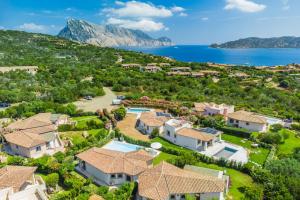una vista aérea de una villa con un complejo en Villa BRANDINCHI - Heated Pool, Private Beach, Sea View, Wi-Fi, en San Teodoro
