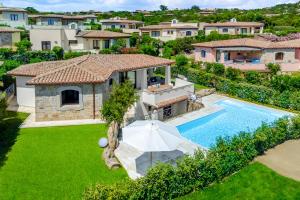 Una vista aérea de una villa con piscina. en Villa BRANDINCHI - Heated Pool, Private Beach, Sea View, Wi-Fi, en San Teodoro