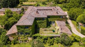 an aerial view of a house with a roof at La Locaia in Siena