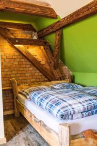 a bedroom with a bed with a green wall at Schwalbenwohnung 