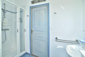 Koupelna v ubytování Cap Frehel gîte 4 personnnes + 20 fotografií
