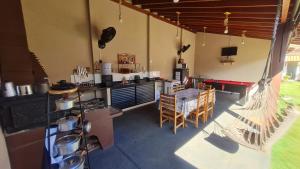 een keuken met een tafel en stoelen in een kamer bij Casa c/ quartos separados + churrasqueira ampla. in Brotas