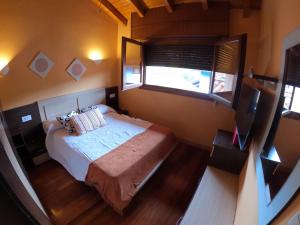 een kleine slaapkamer met een bed en een raam bij Casa roja in Marrón