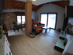 een woonkamer met een bank en een tafel bij Casa roja in Marrón