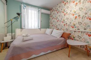 A bed or beds in a room at Cozy Corfiot house