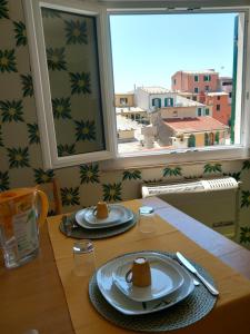 una mesa con dos platos de comida en ella con una ventana en Da Isabella, en Vernazza