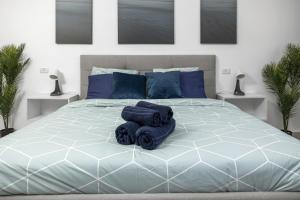 Una cama con toallas azules encima. en IB Properties Suites, en Jerusalén