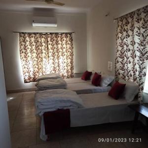 Ένα ή περισσότερα κρεβάτια σε δωμάτιο στο Henry's Home