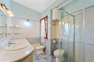 W łazience znajduje się umywalka, toaleta i prysznic. w obiekcie Villa Vittoria w mieście Villasimius