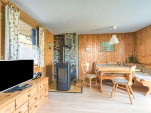 a living room with a table and a tv at Comely Holiday Home in G ntersberge near Forest in Güntersberge