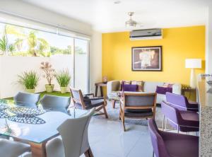 sala de estar con mesa y sillas en 2 BR Apartment - Pool & jacuzzi, en Cancún