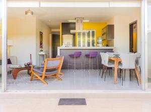cocina y comedor con mesa y sillas en 2 BR Apartment - Pool & jacuzzi, en Cancún