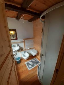 uma pequena casa de banho com 2 WC e um lavatório em La Casa Torre em Pignone
