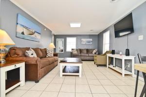 Ruang duduk di Suns Out Steps to Beach w Private Pool in Cherry Grove