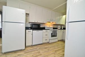 Dapur atau dapur kecil di Suns Out Steps to Beach w Private Pool in Cherry Grove