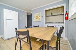 Dapur atau dapur kecil di Suns Out Steps to Beach w Private Pool in Cherry Grove